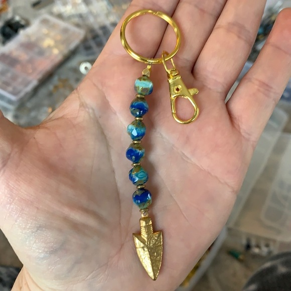 Blue beaded arrow handmade keychain - Picture 3 of 10